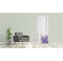 Szene mit einem Sessel, einer Zimmerpflanze und einer Tür mit Blumenmotiv