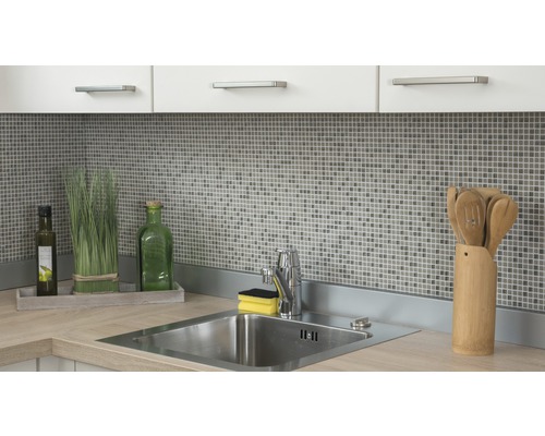 Küchenszene mit Spüle, Armatur, Mosaikfliesen und Küchenutensilien