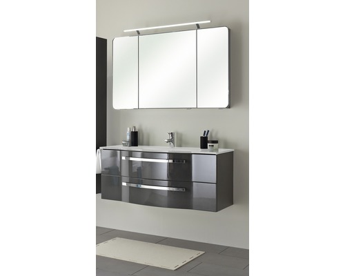 Badezimmer mit Waschbeckenunterschrank, Waschtisch, Spiegelschrank und LED-Beleuchtung