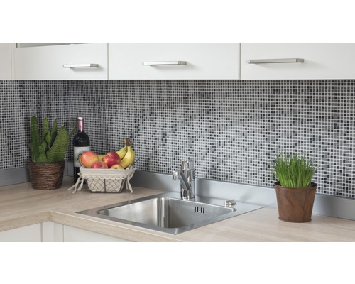 Küchenspüle mit Armatur, Mosaikfliesen, Zimmerpflanzen und Obstschale auf einer Küchentheke