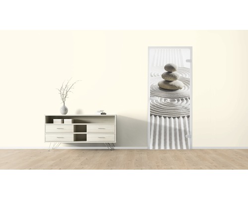 Innenraum mit Kommode und Türposter mit Zen-Steinen