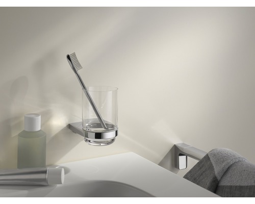 Wandmontierter Zahnputzbecherhalter mit Zahnbürste, Badutensilien auf einem Waschbecken