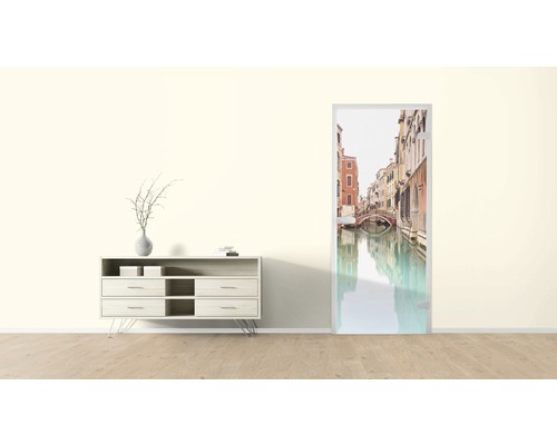 Wohnraum mit Kommode und Türposter mit Venedig Motiv