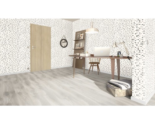 Heller Raum mit Mustertapete, Holztür, Schreibtisch, Stuhl und dekorativen Elementen