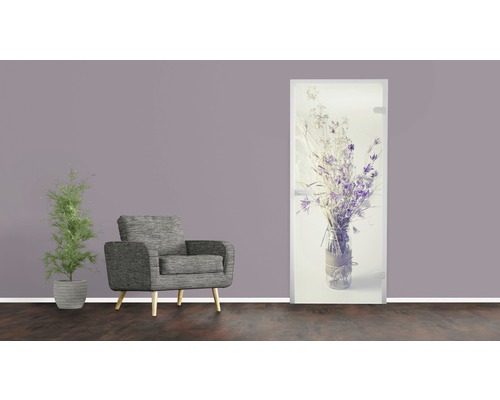 Szene mit Sessel, Topfpflanze und Innentür mit Blumenmotiv