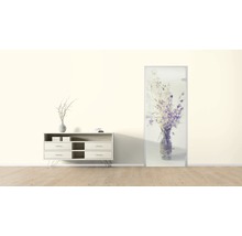 Raumansicht mit Kommode, Dekoration und Glastür mit Blumenmotiv