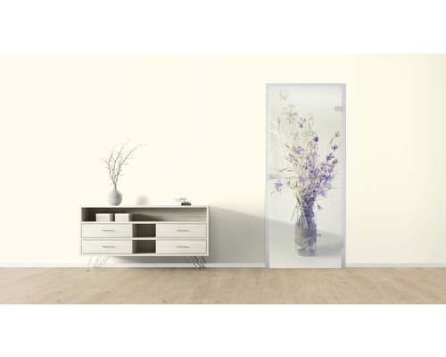 Raumansicht mit Kommode, Dekoration und Glastür mit Blumenmotiv