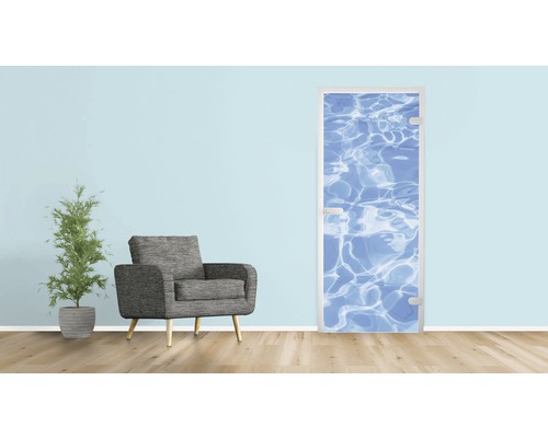 Dekorative Tür mit Wasserdesign in einem Wohnraum mit Sessel und Pflanze.