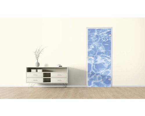 Innenraum mit Kommode und Tür mit Wassermuster