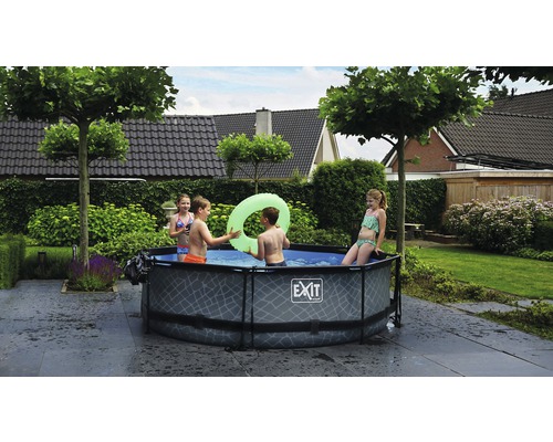 Szene im Garten mit Kindern, die in einem EXIT Pool spielen.