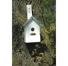 Weißes Vogelhaus mit Metalldach an einem Baum befestigt