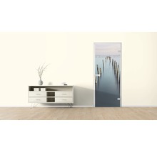 Raumszene mit Kommode, Dekoration und Türposter mit Meeresmotiv