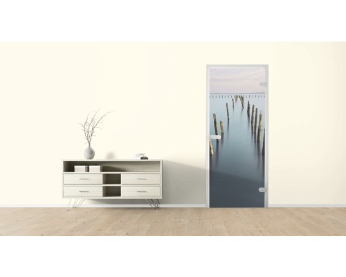 Raumszene mit Kommode, Dekoration und Türposter mit Meeresmotiv