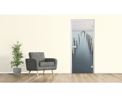 Raumansicht mit Türposter mit einem See