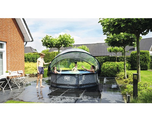 Familienpool mit Überdachung im Gartenbereich