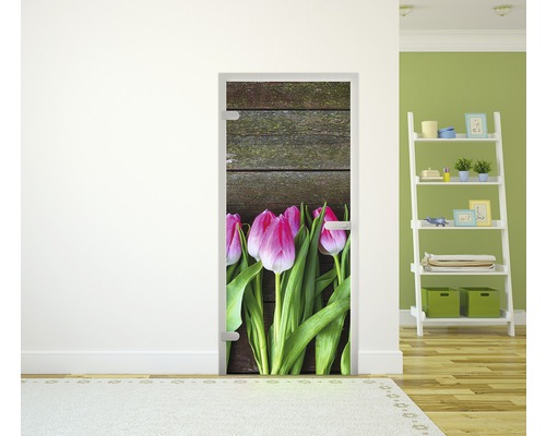 Tür mit Tulpenmotiv vor Holzhintergrund in einem Raum