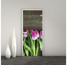 Türposter mit Tulpenmotiv vor Holzwand