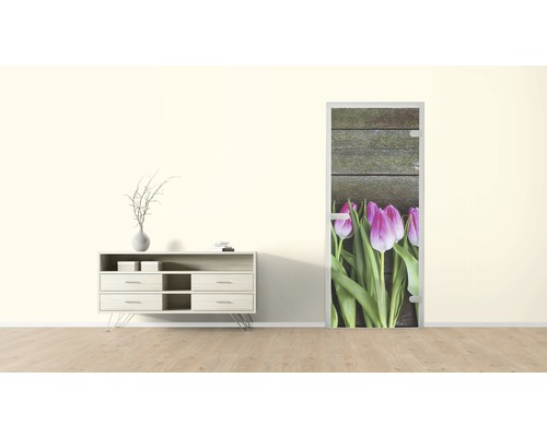 Raumansicht mit Kommode und Türposter mit Tulpenmotiv