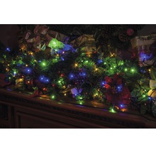 Weihnachtsdekoration mit Lichterkette, Tannenzweigen und Geschenken