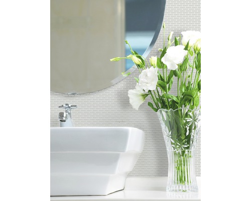Badezimmer Szene mit Waschbecken, Spiegel, Fliesen und Blumenvase