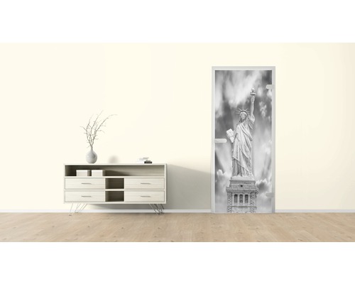 Zimmer mit Kommode und Türposter mit Freiheitsstatue