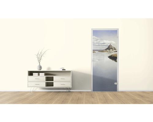 Wohnzimmer mit Kommode und Türposter mit Mont Saint-Michel-Motiv