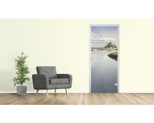 Szene mit Türposter, das ein Schloss auf einer Insel zeigt, einem Sessel und einer Topfpflanze.