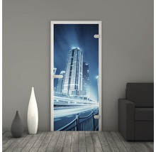 Türposter mit einem Motiv einer Stadt bei Nacht.