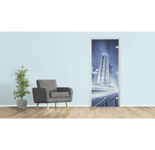Wohnraum mit Sessel, Zimmerpflanze und Türposter mit Stadtmotiv bei Nacht