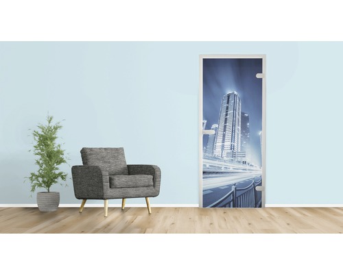 Wohnraum mit Sessel, Zimmerpflanze und Türposter mit Stadtmotiv bei Nacht