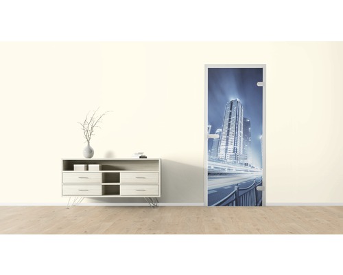 Zimmertür mit dem Motiv einer nächtlichen Großstadt