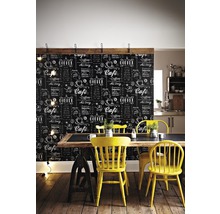 Raumansicht mit Tafel-Mustertapete, Esstisch und gelben Stühlen