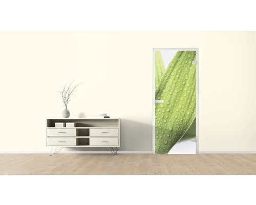 Raumansicht mit Kommode und Türposter mit Pflanzenmotiv