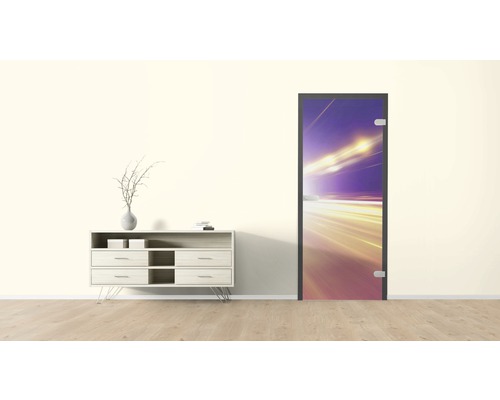 Dekorative Tür mit abstraktem Muster in einem hellen Raum