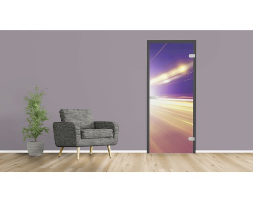 Wohnzimmer mit Sessel, Pflanze und Tür mit abstraktem Muster