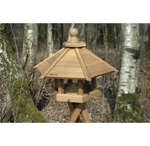 Vogelhaus aus Holz mit Ständer im Garten