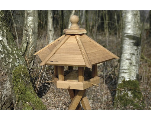 Vogelhaus aus Holz mit Ständer im Garten