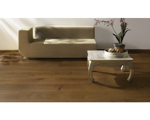 Wohnzimmer mit Sofa, Tisch und Holzboden