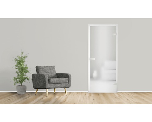 Modernes Wohnzimmer mit Glastür, Sessel und Zimmerpflanze