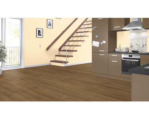 Wohnraum mit Laminatboden, Treppe und Küchenzeile.