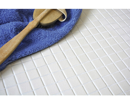 Weiße Mosaikfliesen mit Bürste und Handtuch