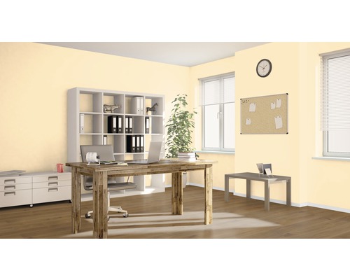 Büro mit Schreibtisch, Regal, Kommode, Pinnwand und Dekoration