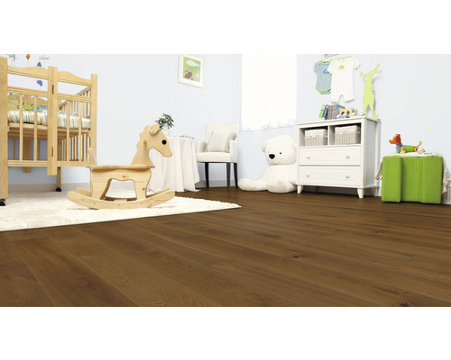 Kinderzimmer mit Holzboden, Kinderbett, Schaukelpferd und Spielzeug