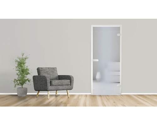 Helles Zimmer mit Sessel, Pflanze und einer Glastür mit satiniertem Glas