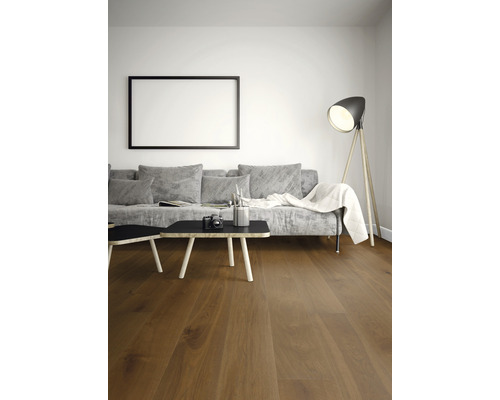 Wohnzimmer mit Holzboden, Sofa, Tisch und Stehlampe