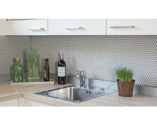 Küchenspüle mit Armatur, Dekoration und Mosaikfliesen