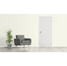 Zimmer mit Tür, Sessel und Topfpflanze