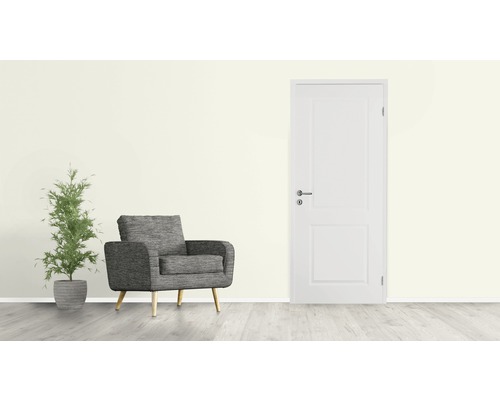 Zimmer mit Tür, Sessel und Topfpflanze