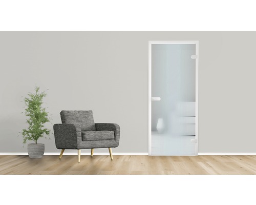 Szene mit einer Glastür, einem Sessel und einer Zimmerpflanze.