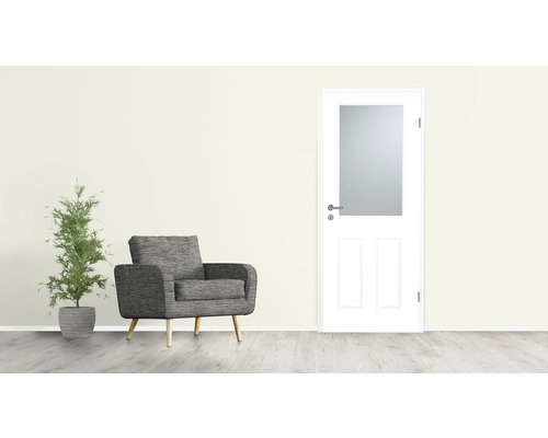 Zimmer mit Sessel, Topfpflanze und Innentür